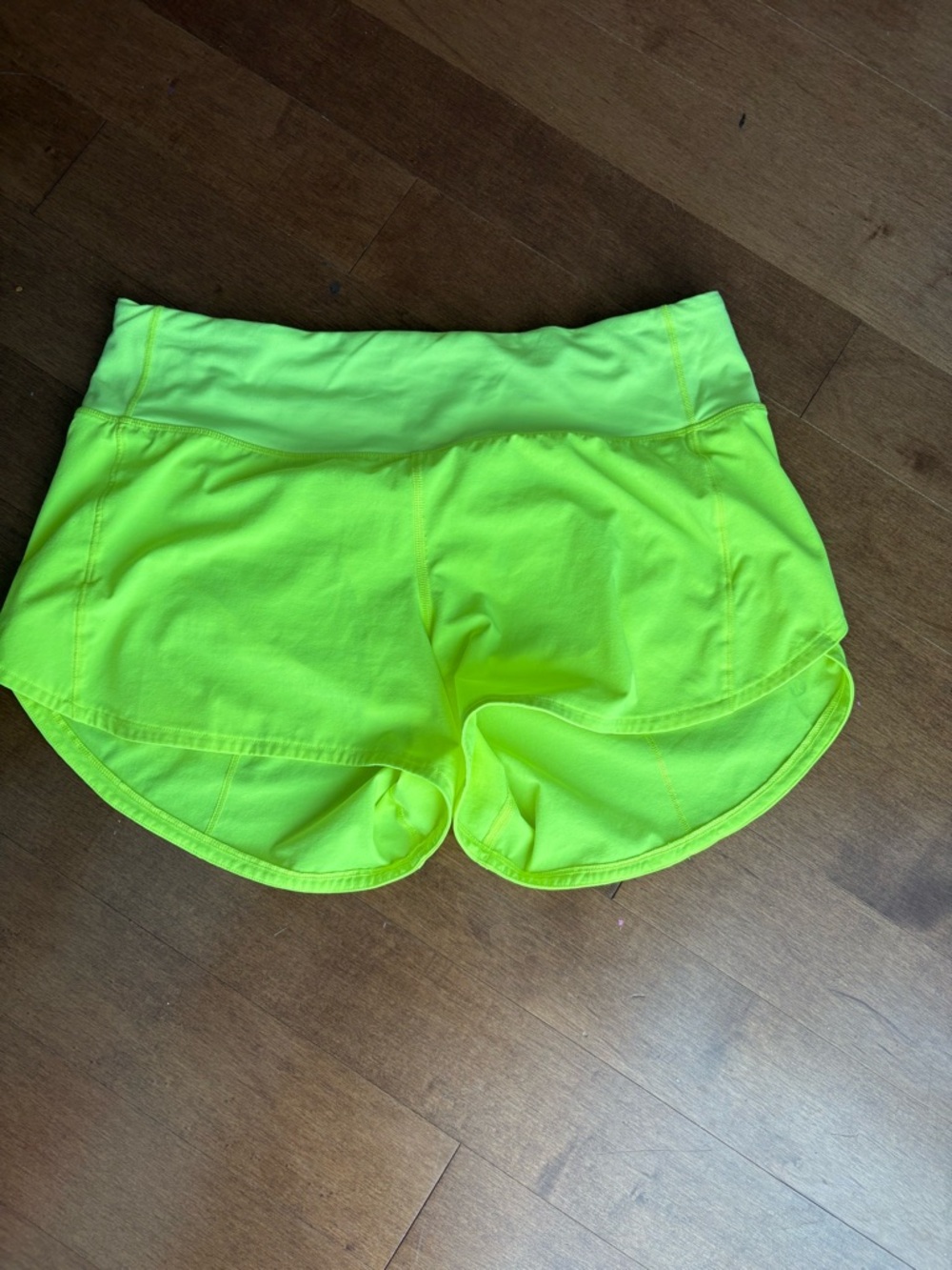 Lululemon • Speed Up Mid-Rise Short 4” • Size 8
